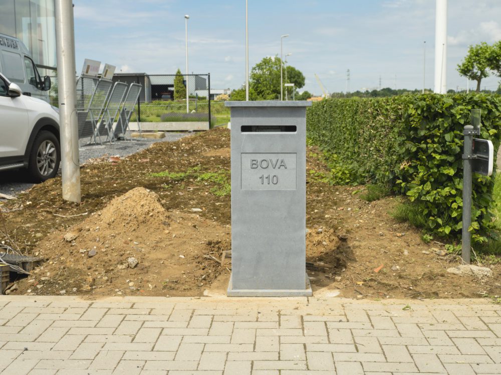 vrijgesteld vasthoudend Bitterheid Gepersonaliseerde brievenbus in Belgische blauw steen - Bova Natuursteen